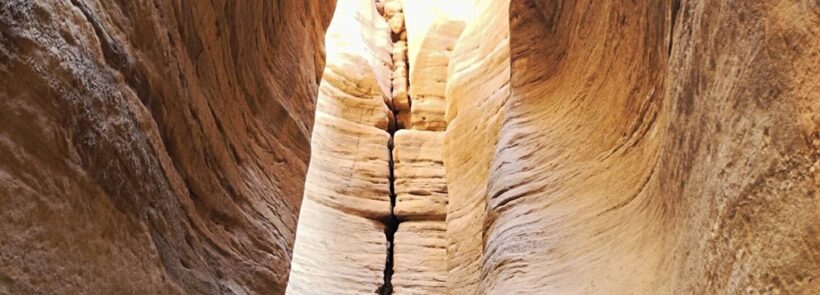 12_Wadi_Numeira_Siq_Trail_-_In_the_Siq_-_panoramio